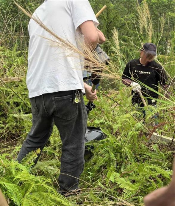 清明祭祖用上高科技 无人机吊运祭品上山