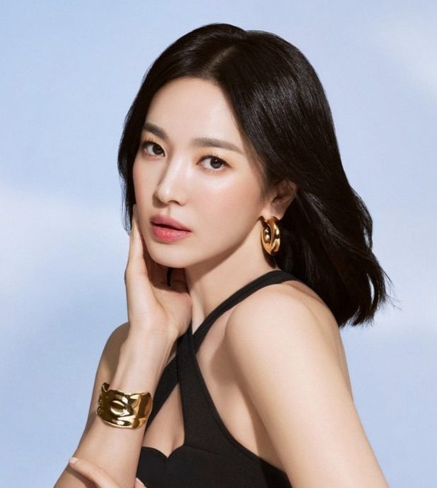 满手代言远超BLACKPINK IU被福布斯认证最吸金