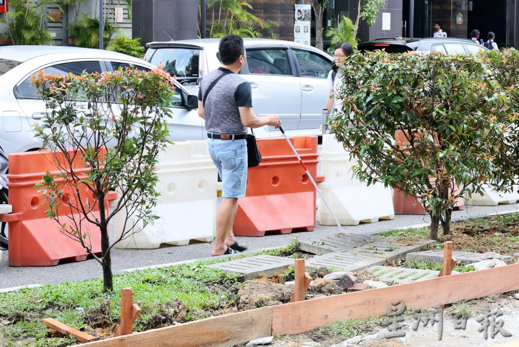 焦点（4月2日）：导盲砖01（摄影：谭湘璇）