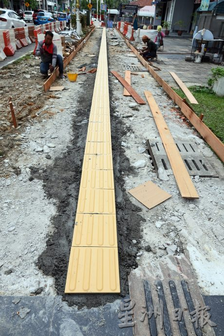 焦点（4月2日）：导盲砖01（摄影：谭湘璇）