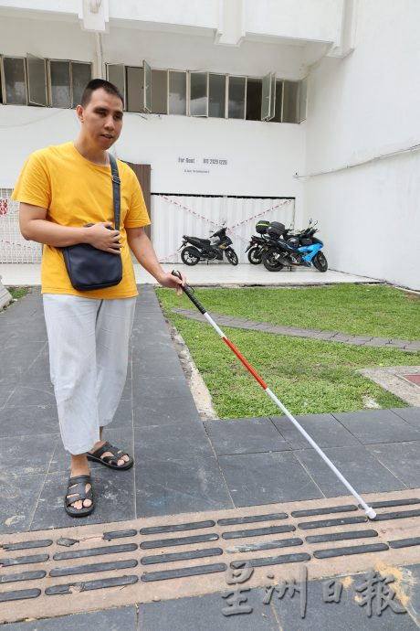 焦点（4月2日）：导盲砖01（摄影：谭湘璇）