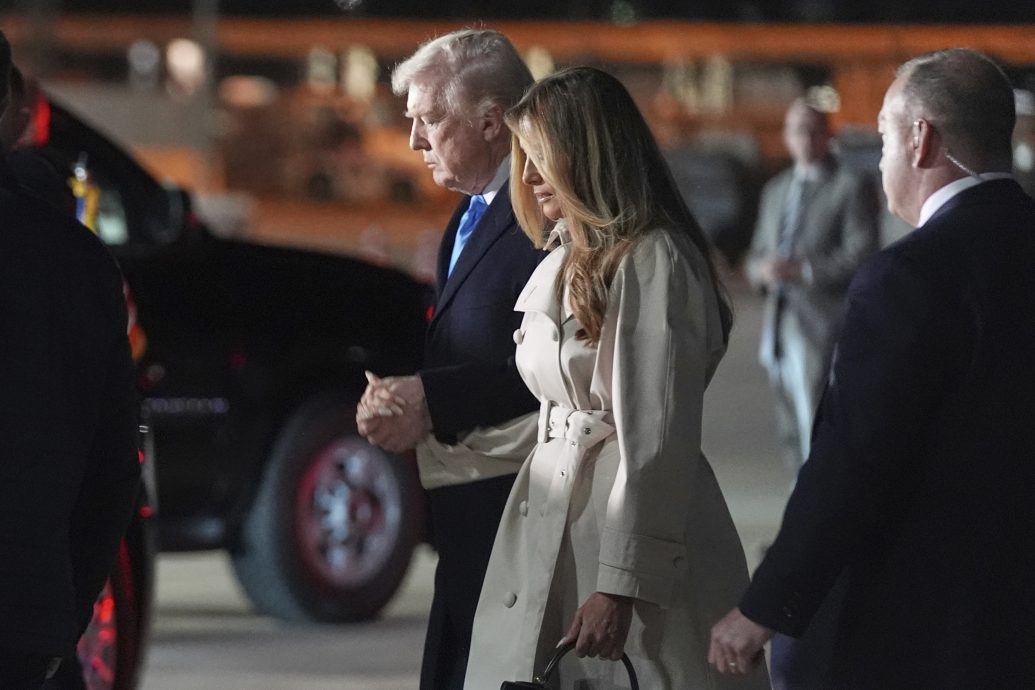 特朗普称太忙没时间买礼物 “空军一号”上为梅兰妮庆生