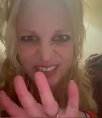 狂咬指甲+牙齿变形 毕妮诡异影片疯传