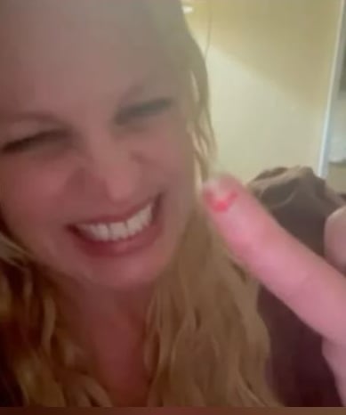 狂咬指甲+牙齿变形 毕妮诡异影片疯传