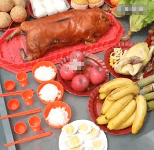 狗狗在墓园食祭品成肥猪 网友：哇，这是墓养犬！