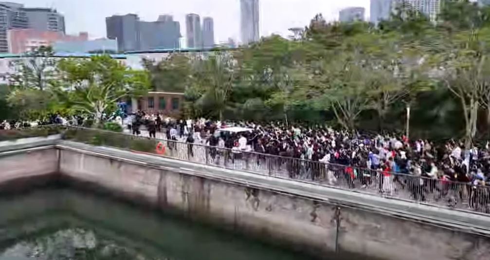 甲亢哥入驻小红书 喊话网友:一起冲!