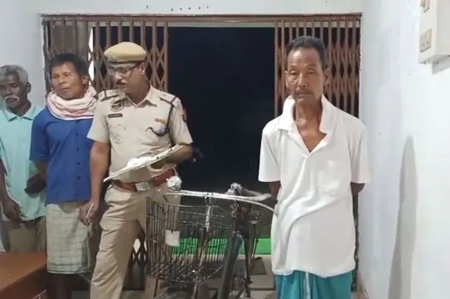 男子暴怒斩首妻子 骑脚车带头颅到警局自首