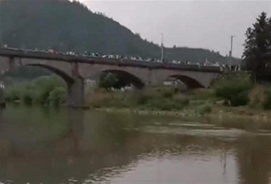 疑坐船挖竹笋 小船翻覆6人溺亡