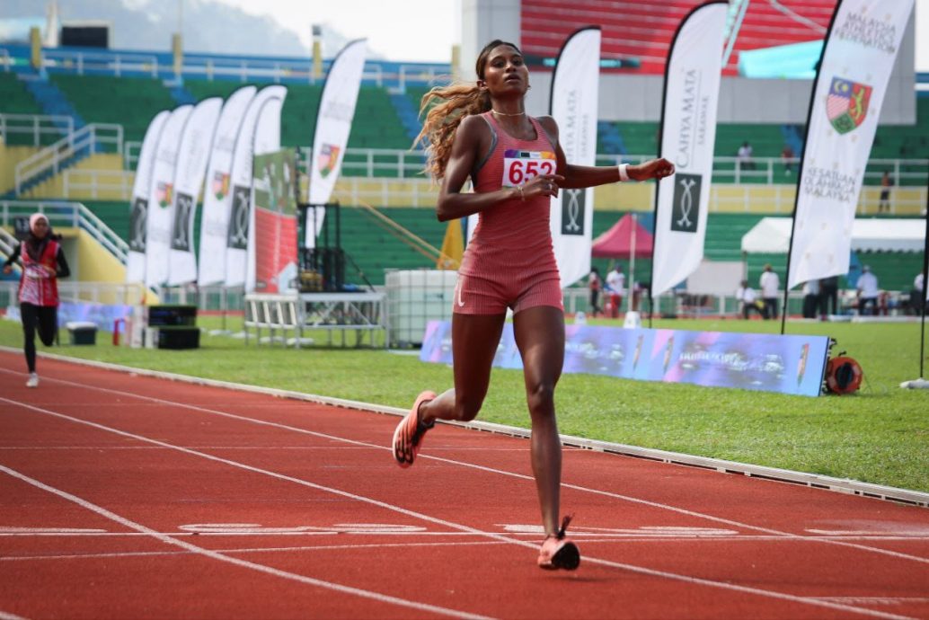 百事可乐佛罗里达接力赛| 茜琳扬威女子400米  阿基姆200米跑出PB