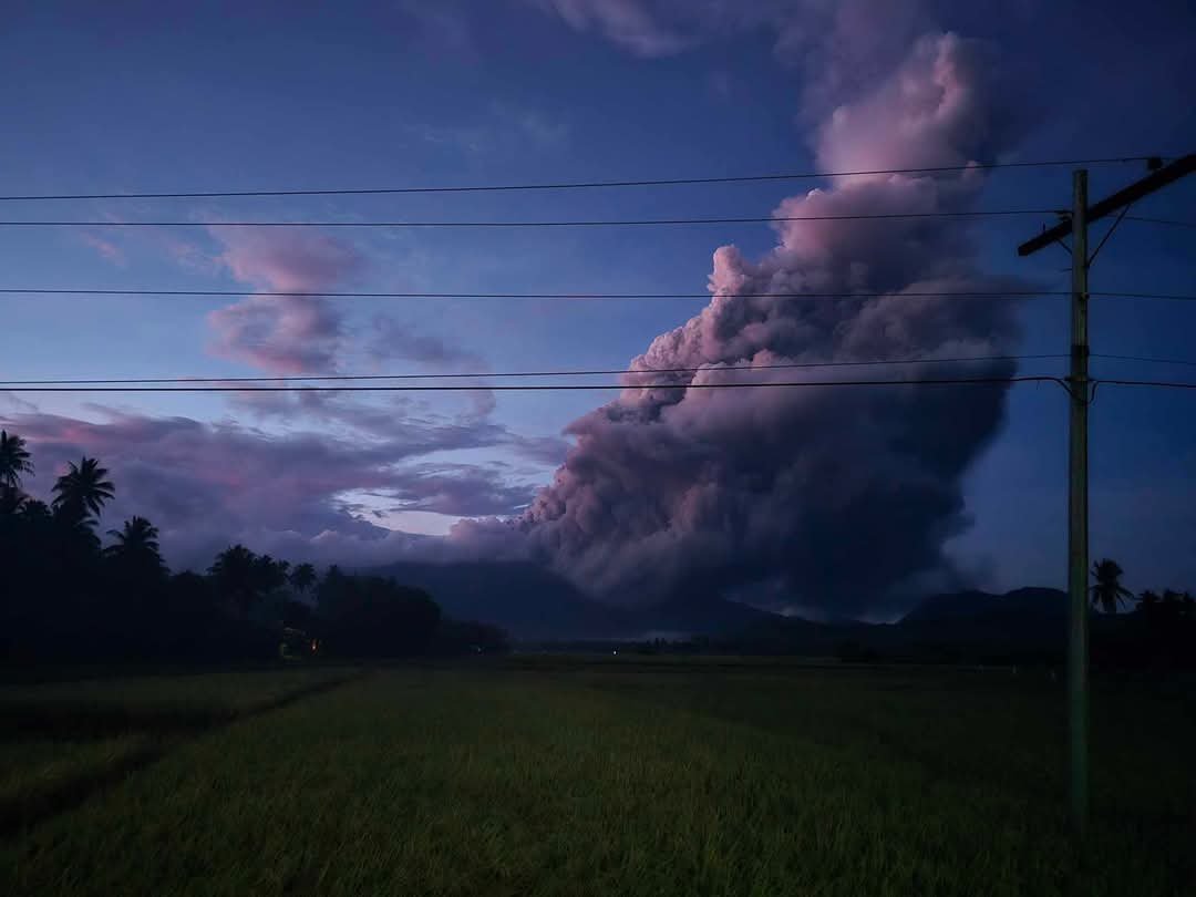 看世界 菲律宾布卢桑火山喷发 当局调高警戒等级