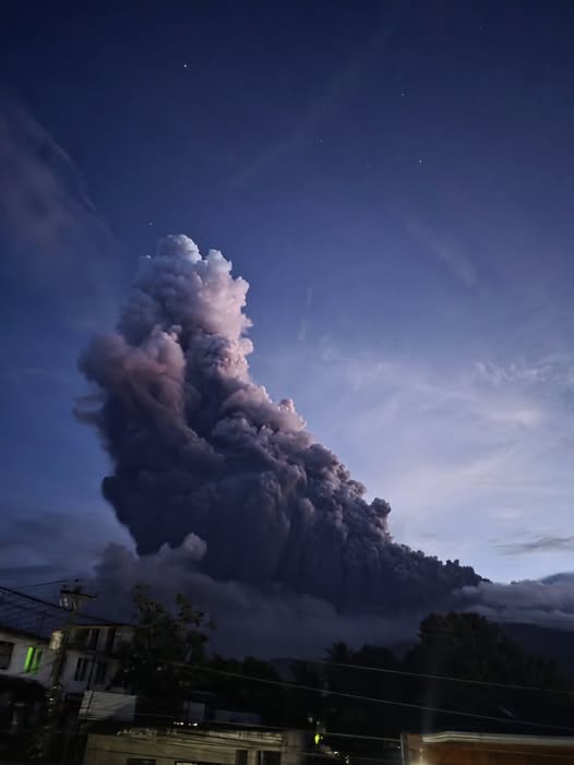 看世界 菲律宾布卢桑火山喷发 当局调高警戒等级