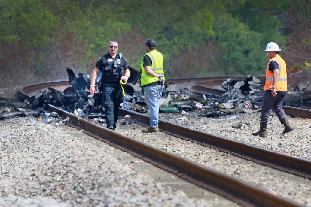 看世界三图)佛州小型飞机坠毁3死1伤