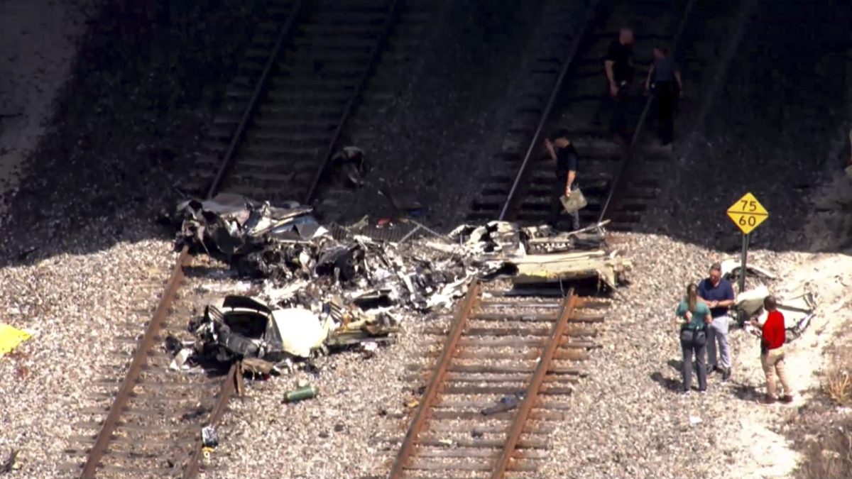 看世界三图)佛州小型飞机坠毁3死1伤