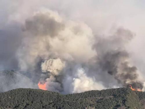 看世界)山西平遥山火仍未扑灭 千余人参与灭火