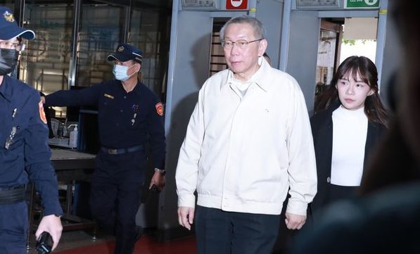 看世界)柯文哲硬碟「不雅照」曝光 传媒人爆料：舒淇全裸写真