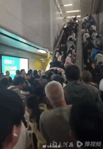 看世界)深圳北站发生人踩人? 官方声明“这样说”