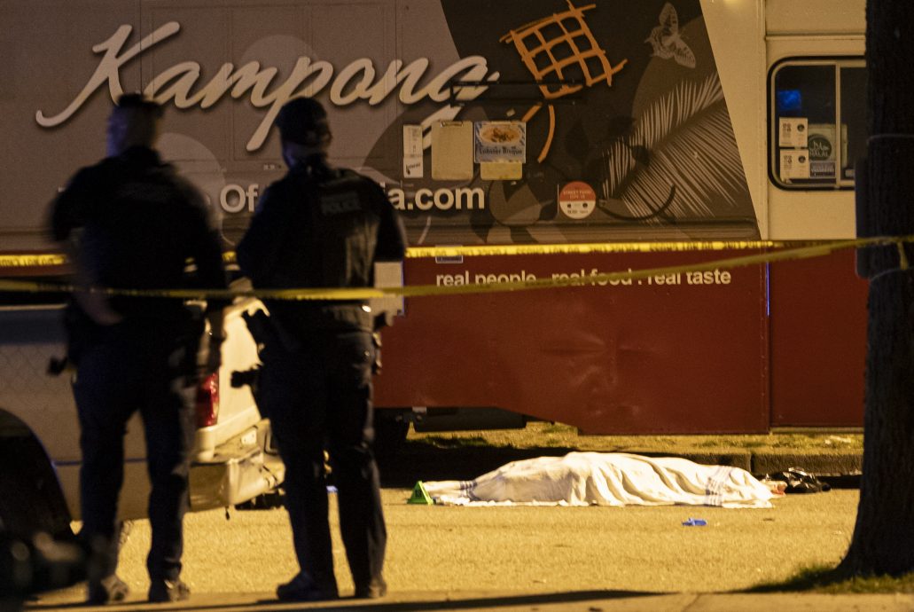 看世界)温哥华汽车冲入人群9死多人伤　司机被拘 警方排除恐怖主义