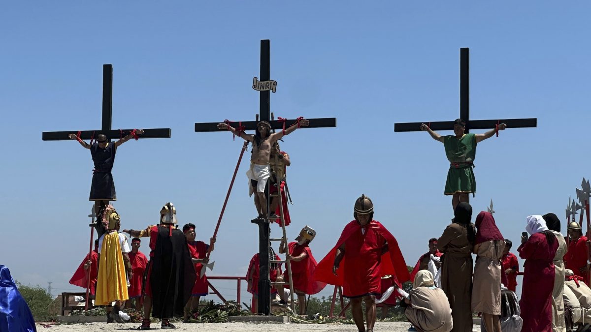 看世界)菲律宾耶稣受难日游行遭汽车撞击