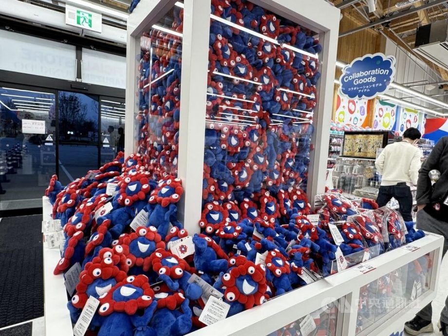 **看世界**：大阪世博周边创意无极限 丑萌“脉脉”要你打开荷包