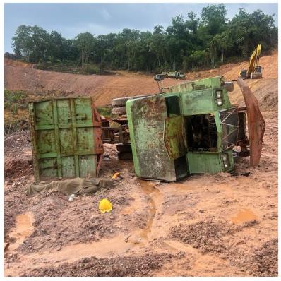 砂土罗里侧翻 司机逃生不及被压死