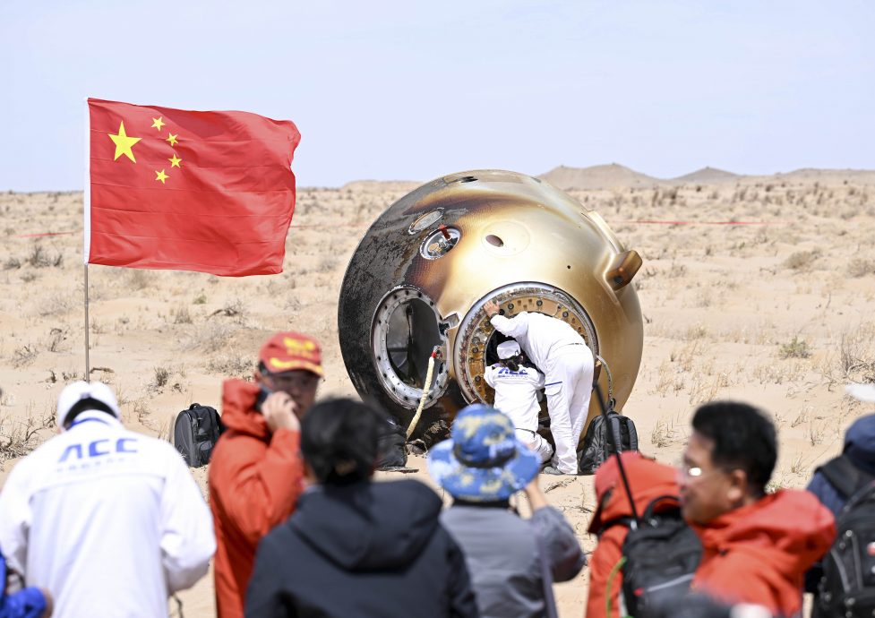 神舟十九号飞船在东风着陆场成功着陆