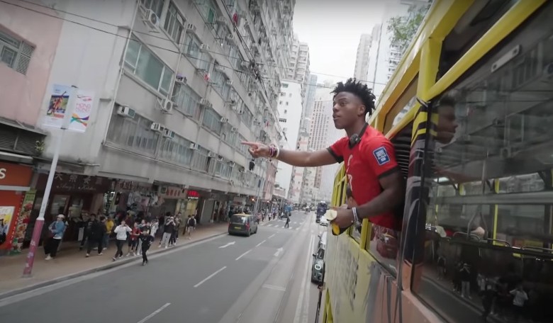 网红甲亢哥香港行 鹅颈桥体验打小人 搭叮叮与粉丝互动