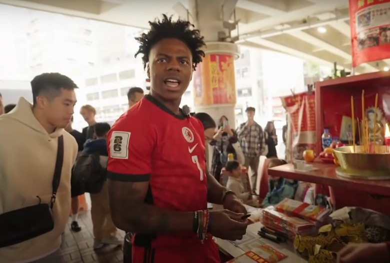 网红甲亢哥香港行 鹅颈桥体验打小人 搭叮叮与粉丝互动