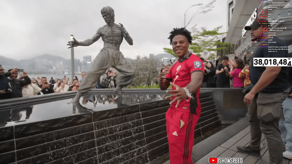 网红甲亢哥香港行 鹅颈桥体验打小人 搭叮叮与粉丝互动