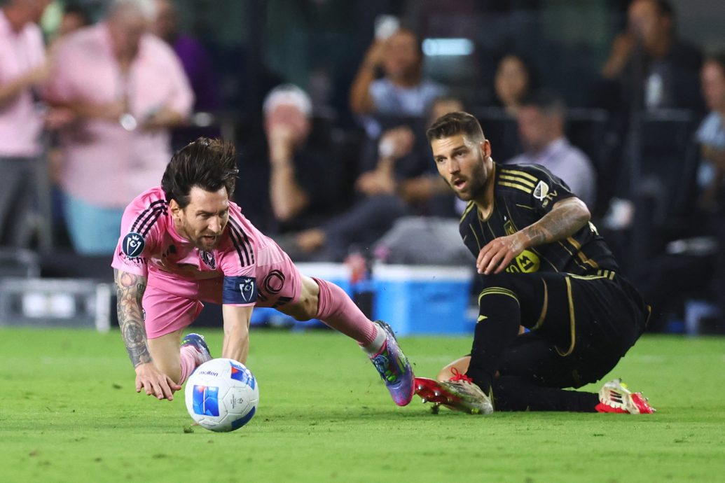 美冠杯足球赛| 梅西2射1传  国际迈阿密闯4强