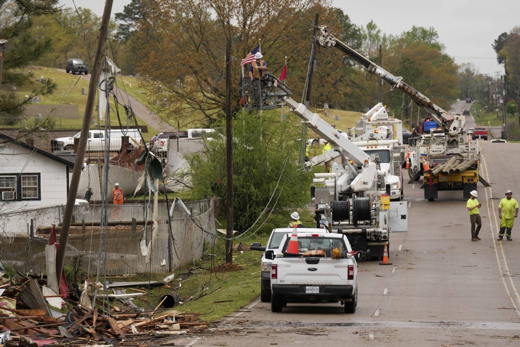 美国中部及南部遭龙卷风吹袭酿至少7死 气象局:或现百年一遇雨灾
