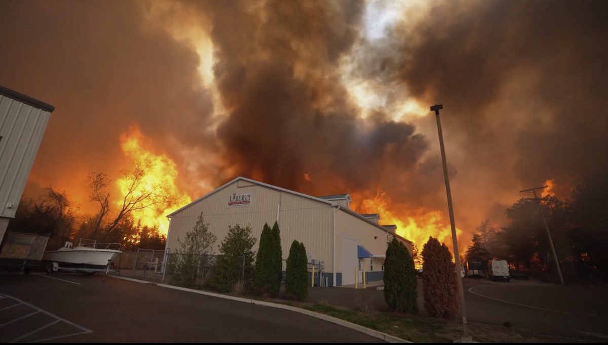 美国新泽西遭遇近20年最严重山火 火势仅30%受控