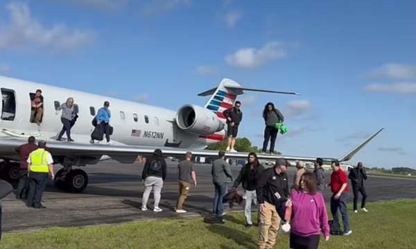 美鹰航空降落突冒烟　乘客急撤离‘从机翼跳下逃生’画面曝光