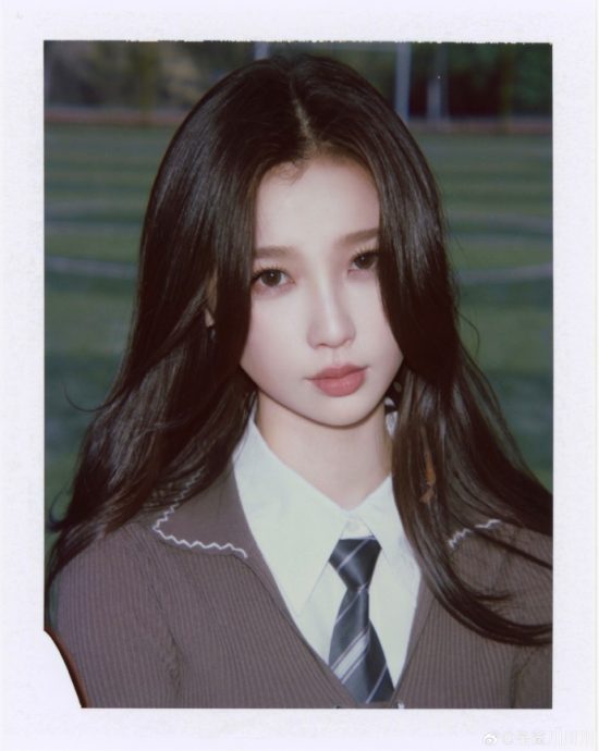 老相机被摔坏心碎 虞书欣主动送新逼哭摄影师