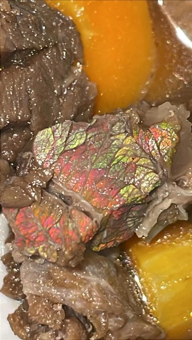 肉类闪耀“彩虹光”?网传视频引热议 专家来解答是否能吃