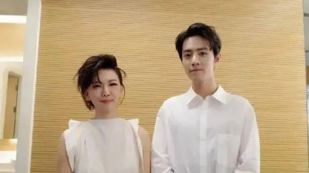 肖战看孙燕姿演唱会　获偶像亲回“你已是闪亮的大人”	