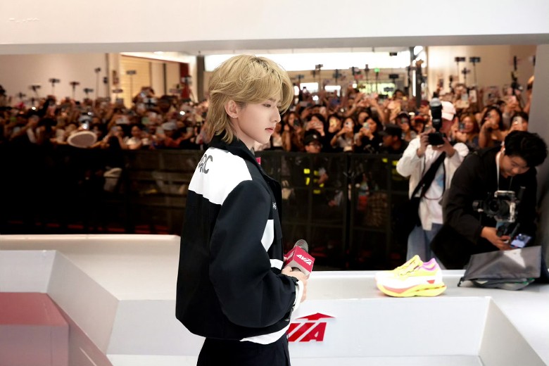 胜出官司后首现身 蔡徐坤亮相10分钟万人朝圣