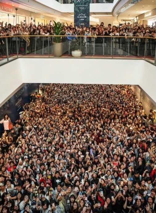 胜出官司后首现身 蔡徐坤亮相10分钟万人朝圣