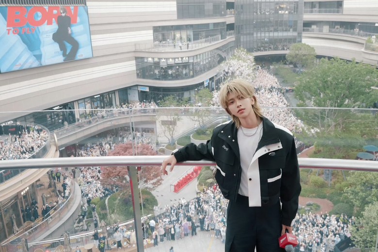 胜出官司后首现身 蔡徐坤亮相10分钟万人朝圣