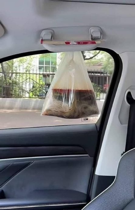 自夸“这样”吊食物聪明 下秒整包汤面掉在车包