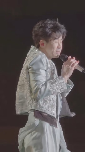 苏州演唱会险因天气取消 光良低温下开唱感动落泪
