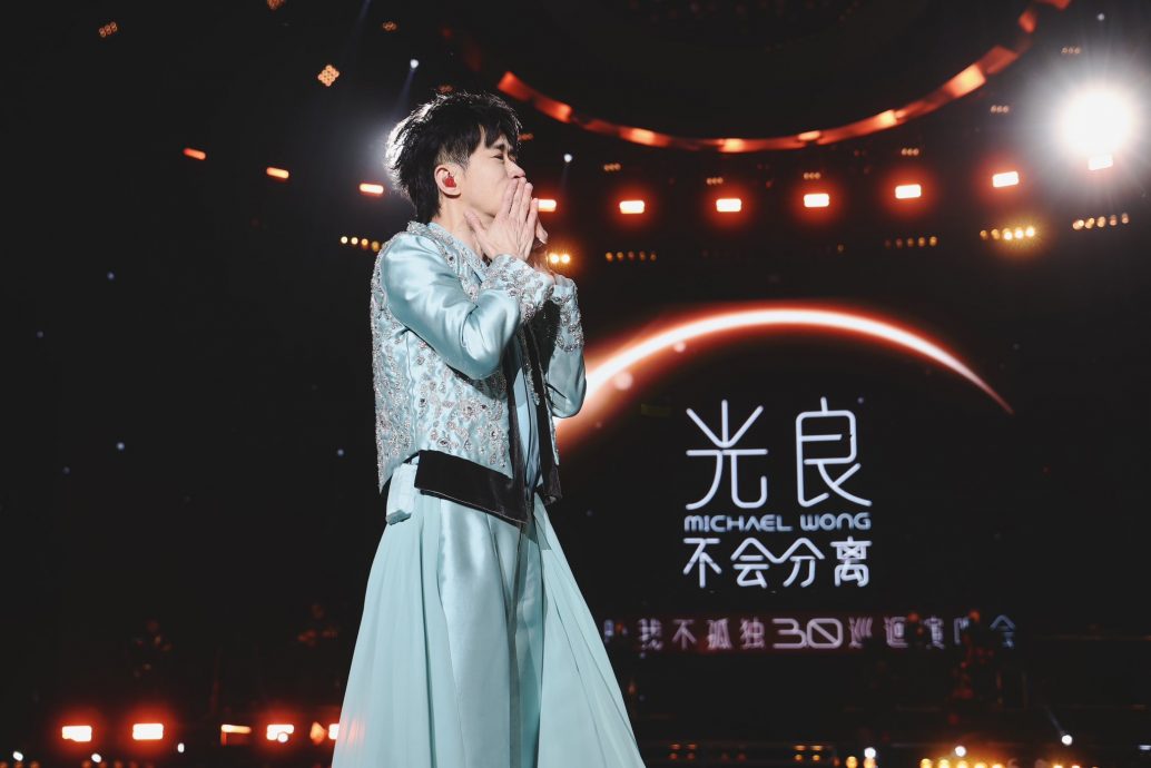 苏州演唱会险因天气取消 光良低温下开唱感动落泪