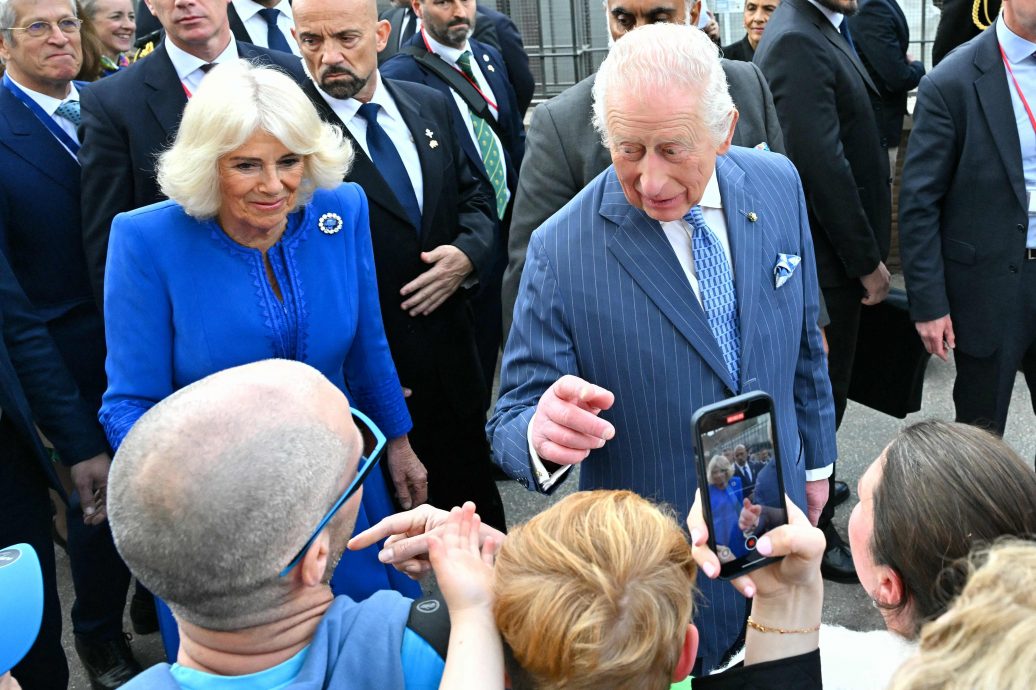 英王伉俪到访罗马斗兽场 与学童游客欢喜互动