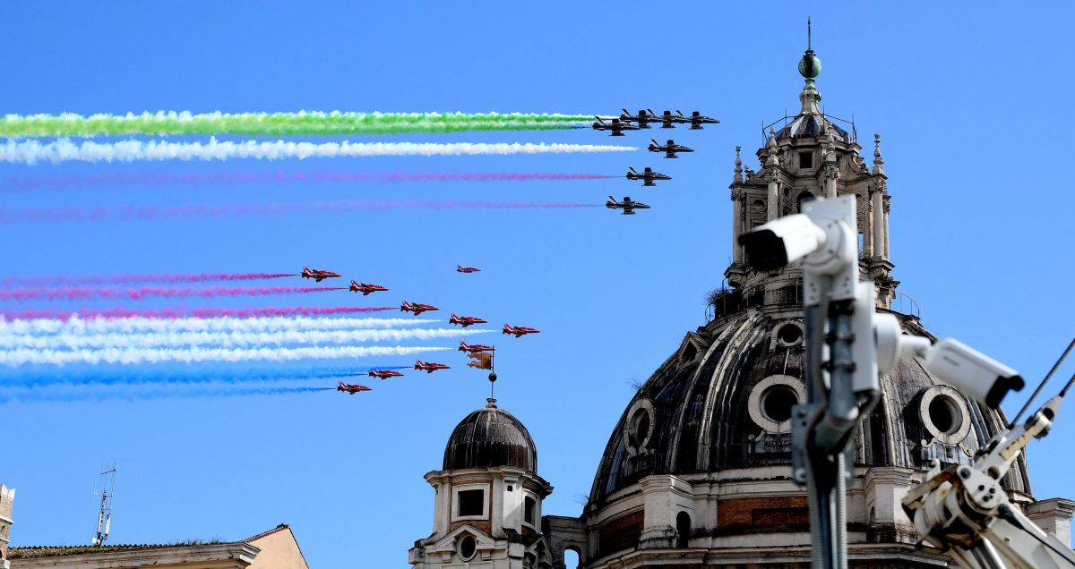 英王伉俪到访罗马斗兽场 与学童游客欢喜互动