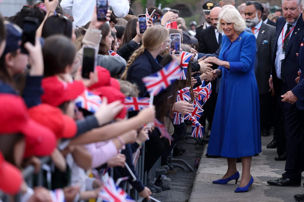 英王伉俪到访罗马斗兽场 与学童游客欢喜互动