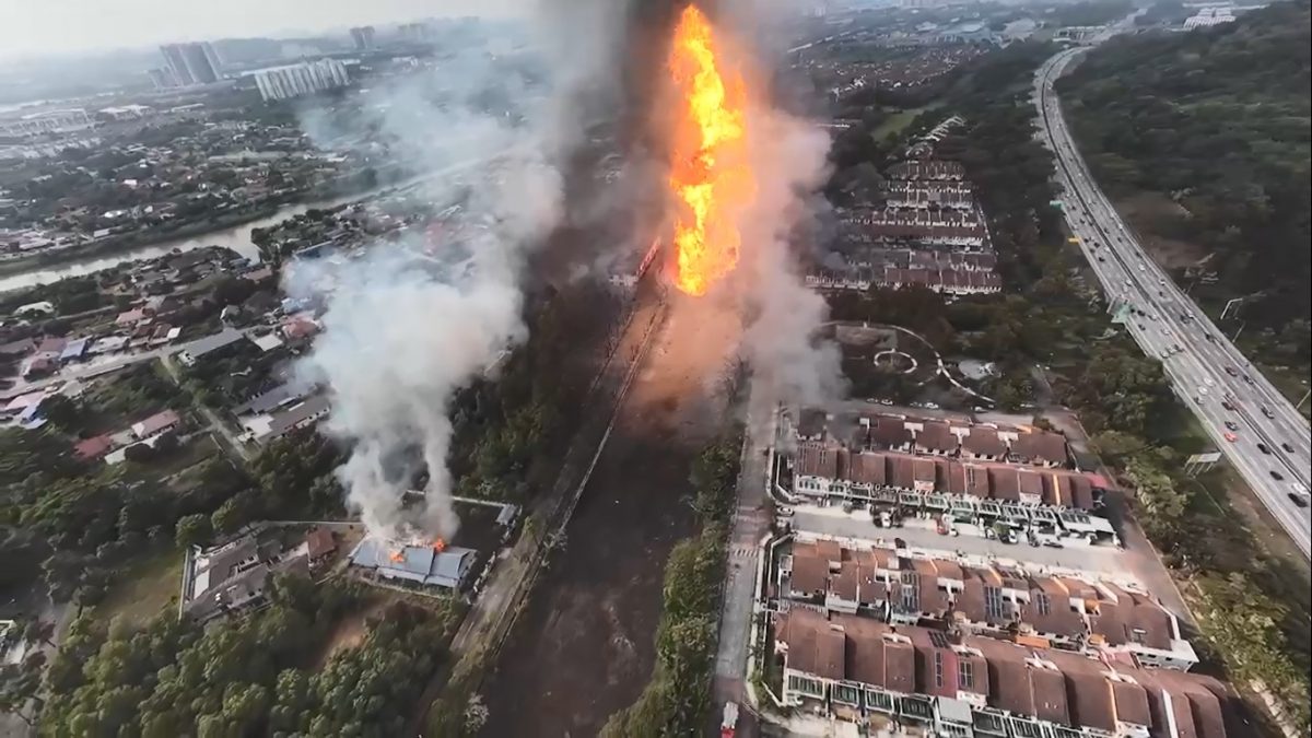 蒲种天然气管爆炸|视频|烈焰吞噬!至少30间双层排屋遭大火波及