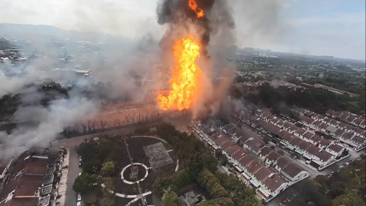 蒲种天然气管爆炸|视频|烈焰吞噬!至少30间双层排屋遭大火波及