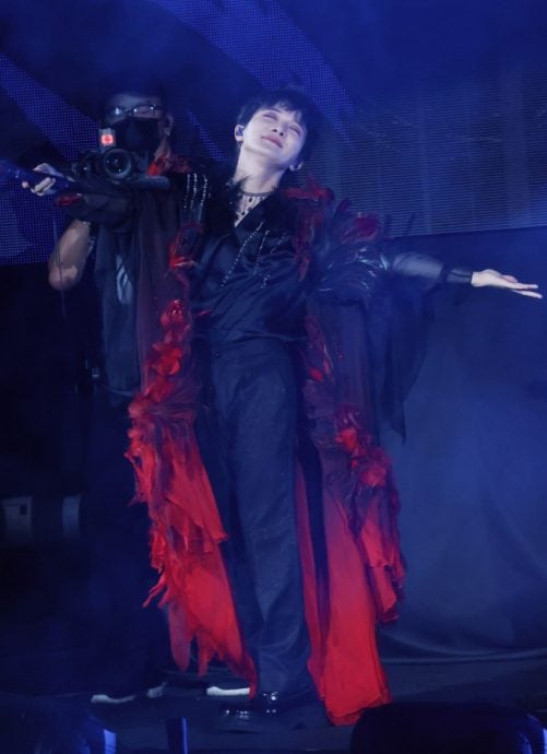 被女“生米”告白爆击心脏 周深当场腿软坐地