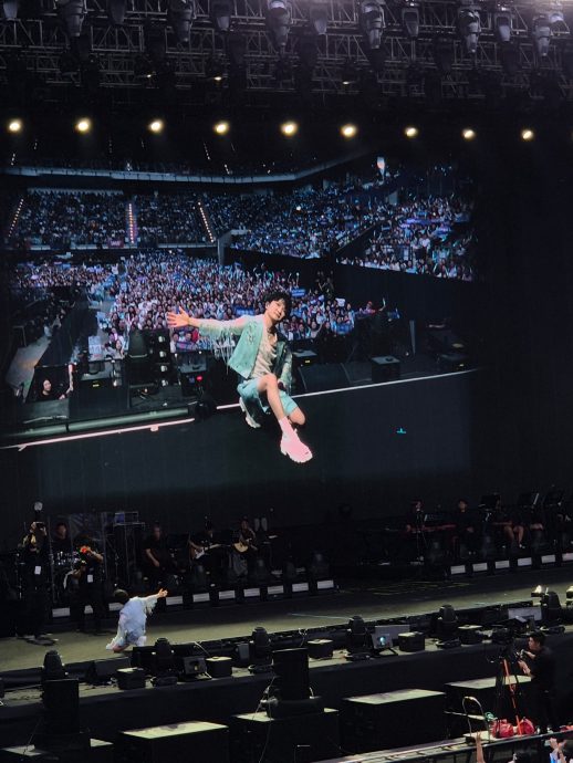 被女“生米”告白爆击心脏 周深当场腿软坐地