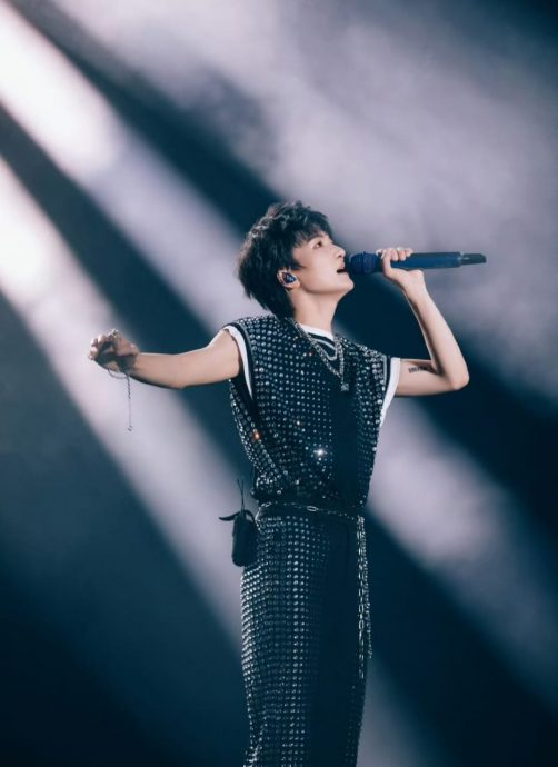 被女“生米”告白爆击心脏 周深当场腿软坐地