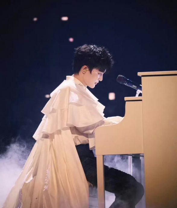 被女“生米”告白爆击心脏 周深当场腿软坐地